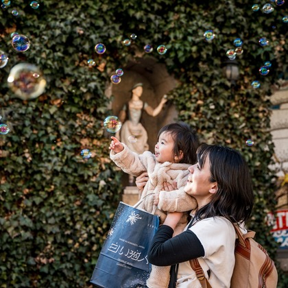 高木勇斗が出張撮影したグローブ, フラッシュ撮影, 家族一緒に写真を撮るなどが写った「様々な人物」の家族写真