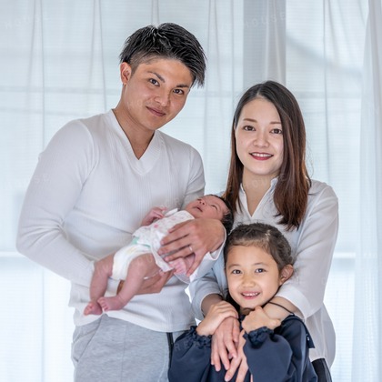 CREATIVE HOUSEが出張撮影した挨拶, 赤ちゃん・幼児服, 分かち合うなどが写った「ニューボーンフォト」の家族写真