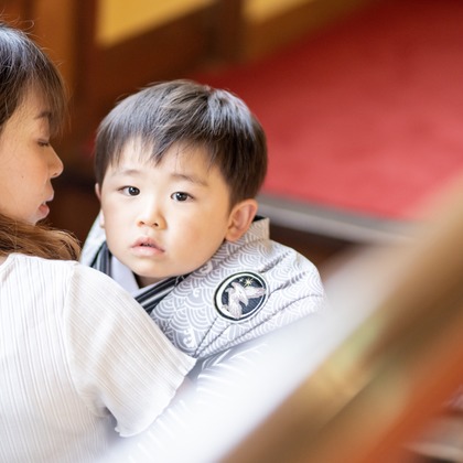 この写真は、出張撮影(家族写真(キッズ,ベビーフォト))のアルバム「七五三、ロケーション撮影」にある写真の1枚で、家族写真(キッズ,ベビーフォト)などが写っています。<br>「七五三、ロケーション撮影」では他にも:albumPhotoCount枚の家族写真を見ることができます。撮影者は根兵一生です。カメラマンのプロフィールページで、家族写真(キッズ,ベビーフォト)撮影の口コミやおすすめコメントを見ることができます。