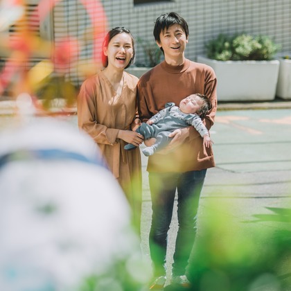 この写真は、出張撮影(家族写真(キッズ,ベビーフォト))のアルバム「ファミリーフォト(屋外)」にある写真の1枚で、家族写真(キッズ,ベビーフォト)などが写っています。<br>「ファミリーフォト(屋外)」では他にも:albumPhotoCount枚の家族写真を見ることができます。撮影者はNobuhiro Toyaです。カメラマンのプロフィールページで、家族写真(キッズ,ベビーフォト)撮影の口コミやおすすめコメントを見ることができます。