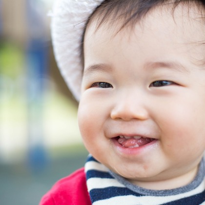 Smile works／益田ともかが出張撮影した赤ちゃんのおもちゃで遊ぶ, 子供たちと遊ぶ, イヌ科などが写った「ロケーションフォト」の家族写真