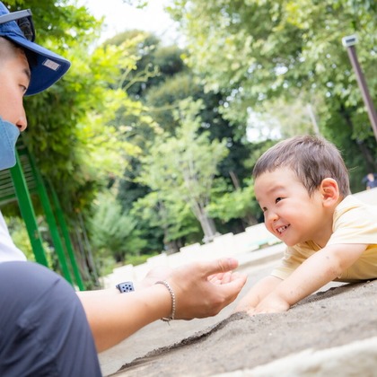 大森光太郎・K-PHOTOが出張撮影した赤ちゃん・幼児服, 分かち合う, フラッシュ撮影などが写った「家族写真撮影」の家族写真