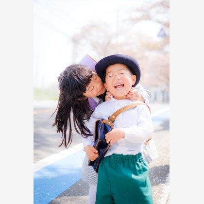 アトリエ　エピカ/清水　一哉が出張撮影した入学式, 植物, 日などが写った「入園、入学フォト」の家族写真