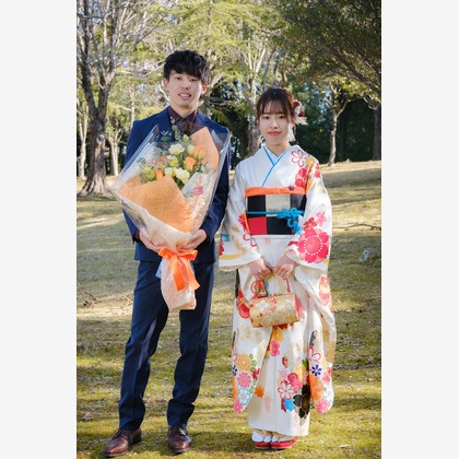 高夏写真店が出張撮影した荷物とバッグ, 記念写真, 家族写真が写った成人式撮影の写真