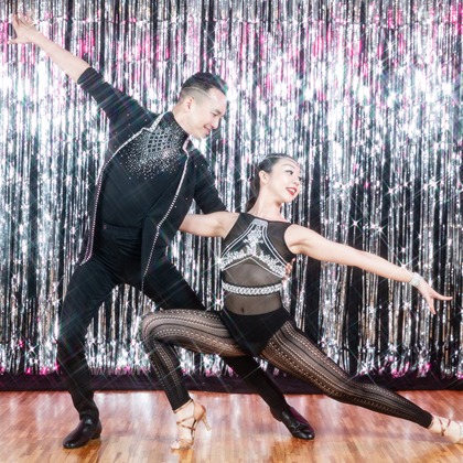 踊るカメラマンAKIRAが撮影したウェディングや家族、ビジネスの写真