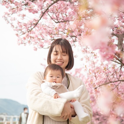 ゆのみふぉとが出張撮影した自然の中の人々, 手をつないで, 友情などが写った「桜とお写真」の家族写真