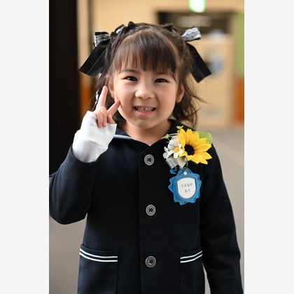 写真屋ごんちゃんが出張撮影した襟, 学生服, 統一などが写った「学校」の家族写真
