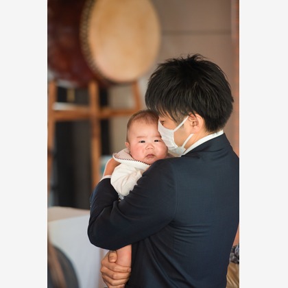 山下　剛が出張撮影した荷物とバッグ, 赤ちゃん・幼児服, フラッシュ撮影などが写った「お宮参り撮影」の家族写真