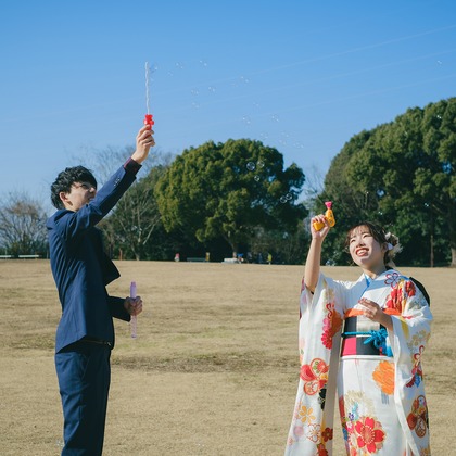 高夏写真店が出張撮影した荷物とバッグ, 記念写真, 家族写真が写った成人式撮影の写真
