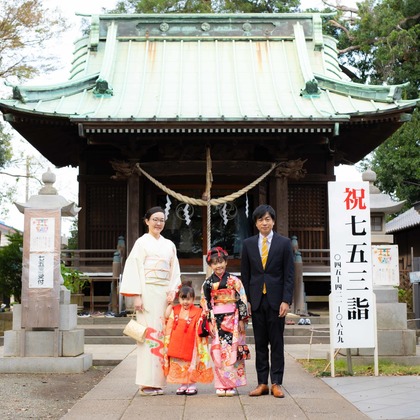 T.Matsumuraが出張撮影したShinohara Hachiman Jinja, 止まった鳥, ストリートファッションなどが写った「七五三＠篠原八幡神社」の家族写真