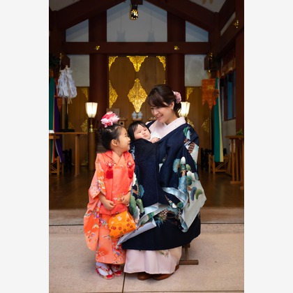T.Matsumuraが出張撮影したカエデの葉, 振袖, 立っているなどが写った「お宮参り(着物)&七五三＠大森熊野神社」の家族写真
