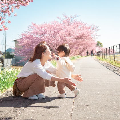 ゆのみふぉとが出張撮影した自然の中の人々, 手をつないで, 友情などが写った「桜とお写真」の家族写真
