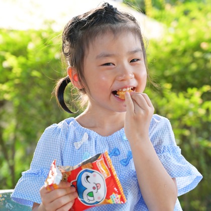 せおまさよが出張撮影したキーボード, コンピューターモニター, フラッシュ撮影などが写った「キッズフォト」の家族写真