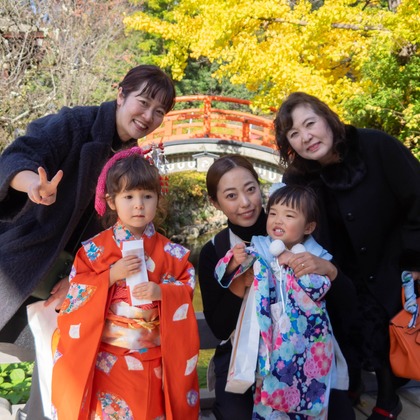 ハイナ　マテウスが出張撮影したフローラルパークコートアロン, 日本の建築, 中国建築などが写った「七五三」の家族写真