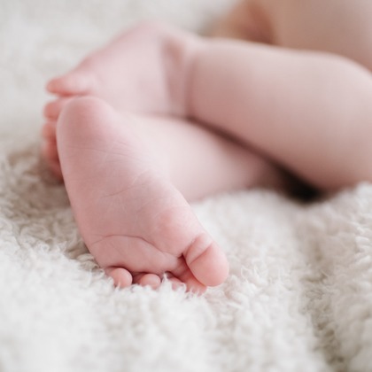 アトリエ　エピカ/清水　一哉が出張撮影したカレンダー, 就寝時間, ニューボーンフォト(新生児写真)などが写った「ニューボーンフォト」の家族写真