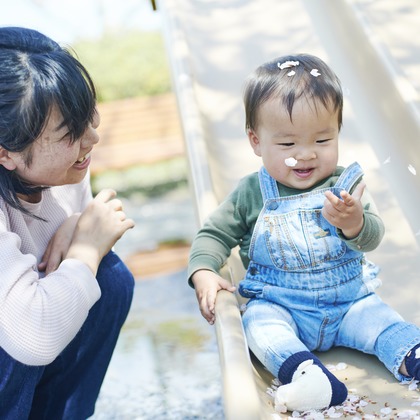 この写真は、出張撮影(家族写真(キッズ,ベビーフォト))のアルバム「ご家族ポートレート　お子様１歳バースデー記念　＠千葉」にある写真の1枚で、家族写真(キッズ,ベビーフォト)などが写っています。<br>「ご家族ポートレート　お子様１歳バースデー記念　＠千葉」では他にも:albumPhotoCount枚の家族写真を見ることができます。撮影者はNISHIMURA AKINOBUです。カメラマンのプロフィールページで、家族写真(キッズ,ベビーフォト)撮影の口コミやおすすめコメントを見ることができます。