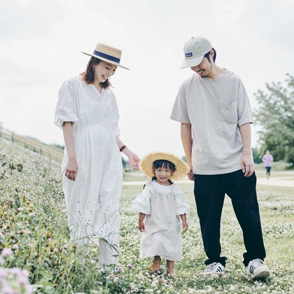 NISHIMURA AKINOBUが出張撮影したドレス, ジェスチャー, 自然の中の人々などが写った「家族フォト@二子玉川公園（東京都世田谷区）」の家族写真