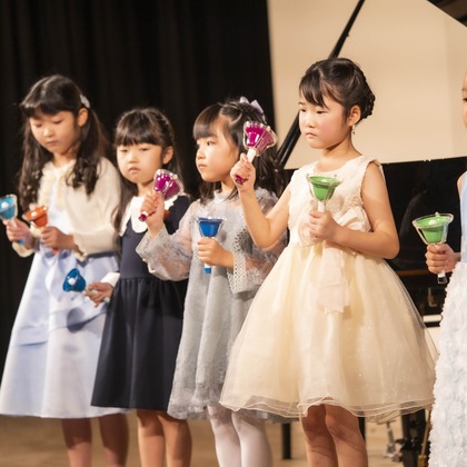 スタジオ11が出張撮影したオルガニスト, ワンピース, ピアニストなどが写った「ピアノの発表会」の家族写真