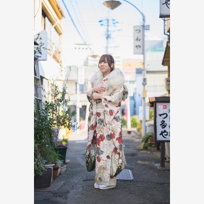 福田博之が出張撮影した衣装デザイン, 歩行者, 着物などが写った「成人式スナップ」の家族写真