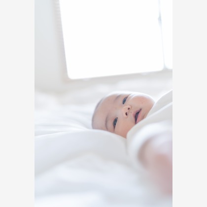 モーメンツが出張撮影した清潔さ, 裸足, フラッシュ撮影などが写った「1歳バースデイ」の家族写真