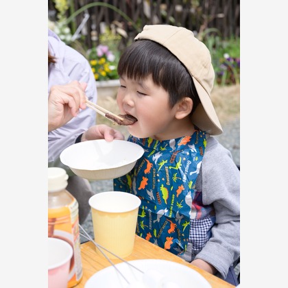 大塚由充が出張撮影した子供たちと遊ぶ, 子供たち, 食べるが写った家族写真の出張撮影の写真