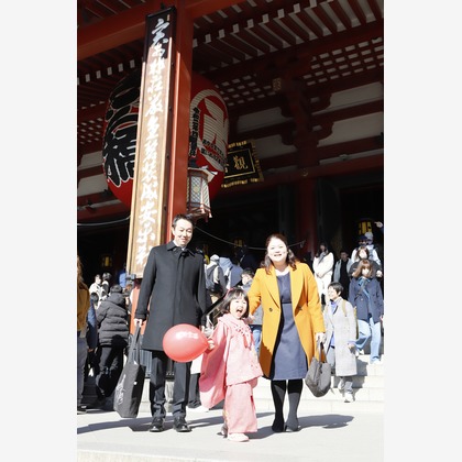 村田わかな広告写真が出張撮影したAsakusa Engei Hall, Asakusa Gyukatsu, 東京都立産業貿易センター台東ビルなどが写った「まりえちゃん七五三」の家族写真