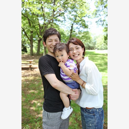村田わかな広告写真が出張撮影したウエスト, フローリング, スリーブが写った家族写真の出張撮影の写真