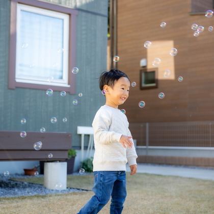 大森光太郎・K-PHOTOが出張撮影した赤ちゃん・幼児服, 分かち合う, フラッシュ撮影などが写った「家族写真撮影」の家族写真