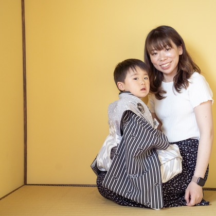 この写真は、出張撮影(家族写真(キッズ,ベビーフォト))のアルバム「七五三、ロケーション撮影」にある写真の1枚で、家族写真(キッズ,ベビーフォト)などが写っています。<br>「七五三、ロケーション撮影」では他にも:albumPhotoCount枚の家族写真を見ることができます。撮影者は根兵一生です。カメラマンのプロフィールページで、家族写真(キッズ,ベビーフォト)撮影の口コミやおすすめコメントを見ることができます。