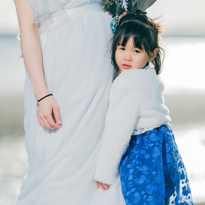 玉城　肇が出張撮影したフラッシュ撮影, ビーチの人々, ジェスチャーなどが写った「ビーチでもマタニティフォト」の家族写真