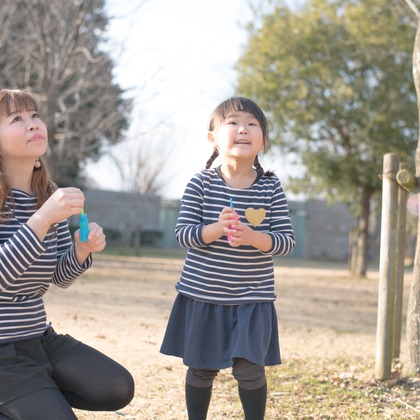 出張撮影coco.yuiが出張撮影したストリートファッション, 立っている, インタラクションなどが写った「未来へ続く親子写真」の家族写真
