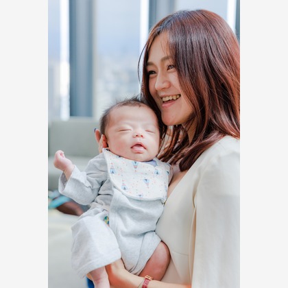 ちずカメラが出張撮影したジェスチャー, 自然の中の人々, 顔などが写った「親子」の家族写真