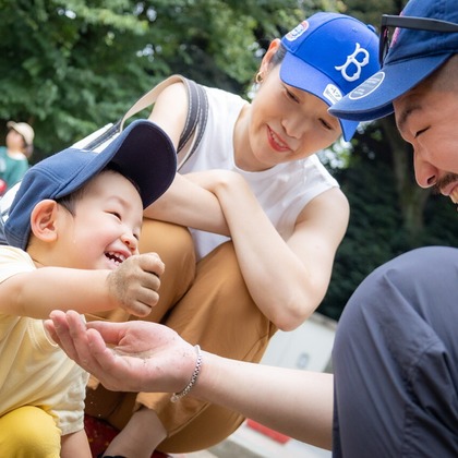 大森光太郎・K-PHOTOが出張撮影した赤ちゃん・幼児服, 分かち合う, フラッシュ撮影などが写った「家族写真撮影」の家族写真