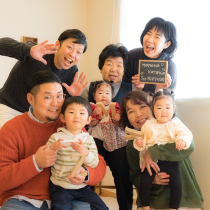出張撮影サービス　kuro NICO cameraが出張撮影した「岐阜県の双子ちゃん１歳バースデー」の家族写真