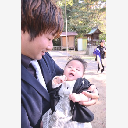 ko1low photographが出張撮影した紫色, 楽しげ, 子どもが写ったエンゲージメントフォトの写真