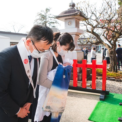 この写真は、出張撮影(家族写真(キッズ,ベビーフォト))のアルバム「お宮参りの撮影」にある写真の1枚で、家族写真(キッズ,ベビーフォト)などが写っています。<br>「お宮参りの撮影」では他にも:albumPhotoCount枚の家族写真を見ることができます。撮影者は山下　剛です。カメラマンのプロフィールページで、家族写真(キッズ,ベビーフォト)撮影の口コミやおすすめコメントを見ることができます。