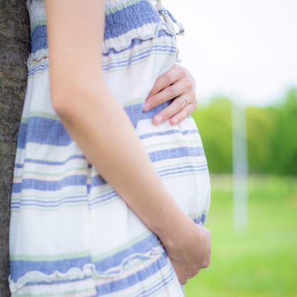 中井企画が出張撮影したフラッシュ撮影, シャツ, 家族一緒に写真を撮るなどが写った「マタニティカップルフォト」の家族写真