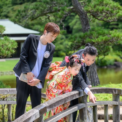 寫樂斎が出張撮影した罰金, 自然の中の人々, フェンスなどが写った「七五三（美浜園）」の家族写真