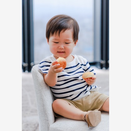 ちずカメラが出張撮影した赤ちゃん・幼児服, フラッシュ撮影, 慰めなどが写った「子供」の家族写真