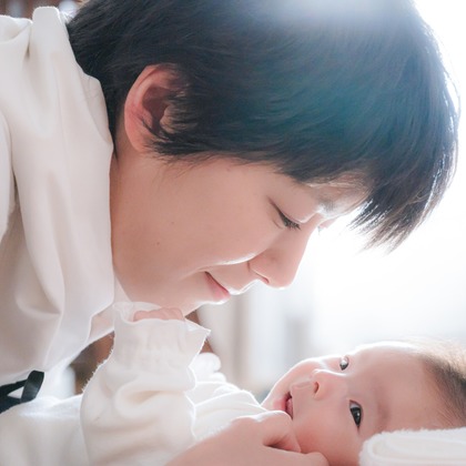 CREATIVE HOUSEが出張撮影した「ニューボーンフォト」の家族写真
