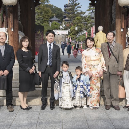 A&Y写真OFFICEが出張撮影した荷物とバッグ, シンボル, バックパックなどが写った「家族写真」の家族写真