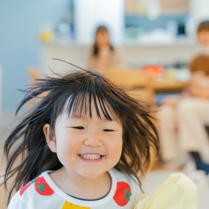 木下美幸が出張撮影した家族の写真, 赤ちゃんのおもちゃで遊ぶ, 子供たちと遊ぶが写った家族写真の出張撮影の写真