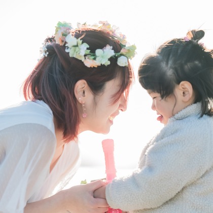 玉城　肇が出張撮影したフラッシュ撮影, ビーチの人々, ジェスチャーなどが写った「ビーチでもマタニティフォト」の家族写真