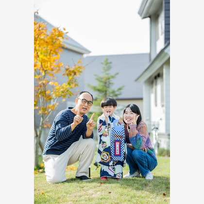 富田桃子写真事務所が出張撮影した分かち合う, フラッシュ撮影, 慰めが写った家族写真(キッズ,ベビーフォト)の写真