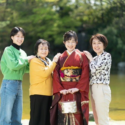 この写真は、出張撮影(家族写真(キッズ,ベビーフォト))のアルバム「成人式前撮り・卒業袴」にある写真の1枚で、家族写真(キッズ,ベビーフォト)などが写っています。<br>「成人式前撮り・卒業袴」では他にも:albumPhotoCount枚の家族写真を見ることができます。撮影者は山口　竜です。カメラマンのプロフィールページで、家族写真(キッズ,ベビーフォト)撮影の口コミやおすすめコメントを見ることができます。