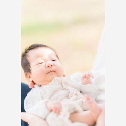 池田廉が出張撮影した赤ちゃん・幼児服, フラッシュ撮影, シャツなどが写った「公園にて」の家族写真