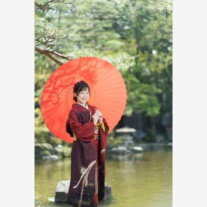 この写真は、出張撮影(家族写真(キッズ,ベビーフォト))のアルバム「成人式前撮り・卒業袴」にある写真の1枚で、家族写真(キッズ,ベビーフォト)などが写っています。<br>「成人式前撮り・卒業袴」では他にも:albumPhotoCount枚の家族写真を見ることができます。撮影者は山口　竜です。カメラマンのプロフィールページで、家族写真(キッズ,ベビーフォト)撮影の口コミやおすすめコメントを見ることができます。
