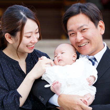 中井企画が出張撮影した挨拶, ネクタイ, 赤ちゃん・幼児服などが写った「お宮参り」の家族写真