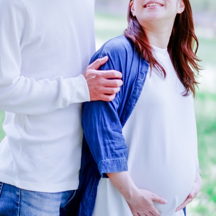 CREATIVE HOUSEが出張撮影したフラッシュ撮影, ビーチの人々, ジェスチャーなどが写った「マタニティフォト」の家族写真