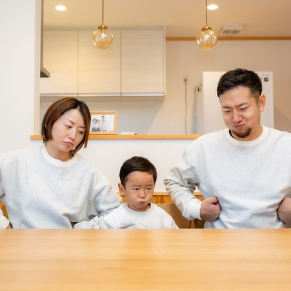 大森光太郎・K-PHOTOが出張撮影した赤ちゃん・幼児服, 分かち合う, フラッシュ撮影などが写った「家族写真撮影」の家族写真